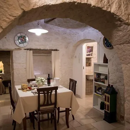 Spacious With Pool In Bari 100 M² - Lush Garden Villa *