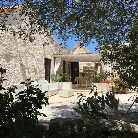 Spacious With Pool In Bari 100 M² - Lush Garden Villa Alberobello